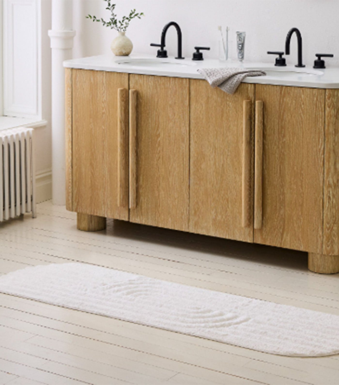 Shaped Swirl Bath Runner White