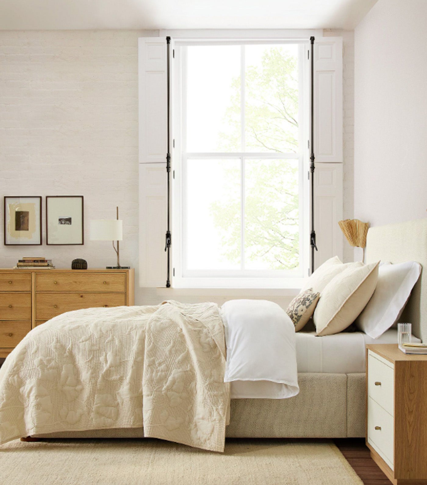 Outline Floral Quilt & Shams