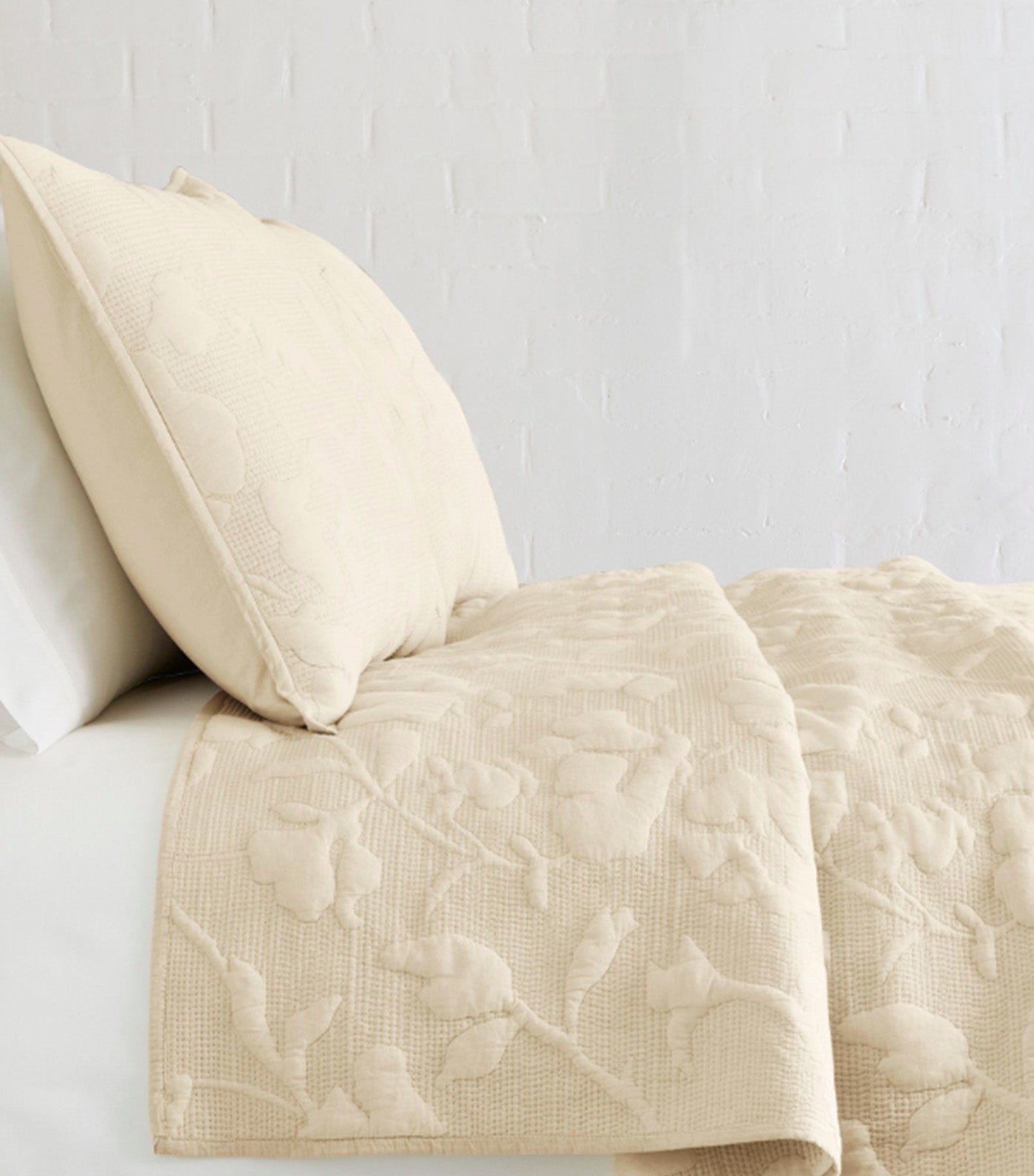 Outline Floral Quilt & Shams