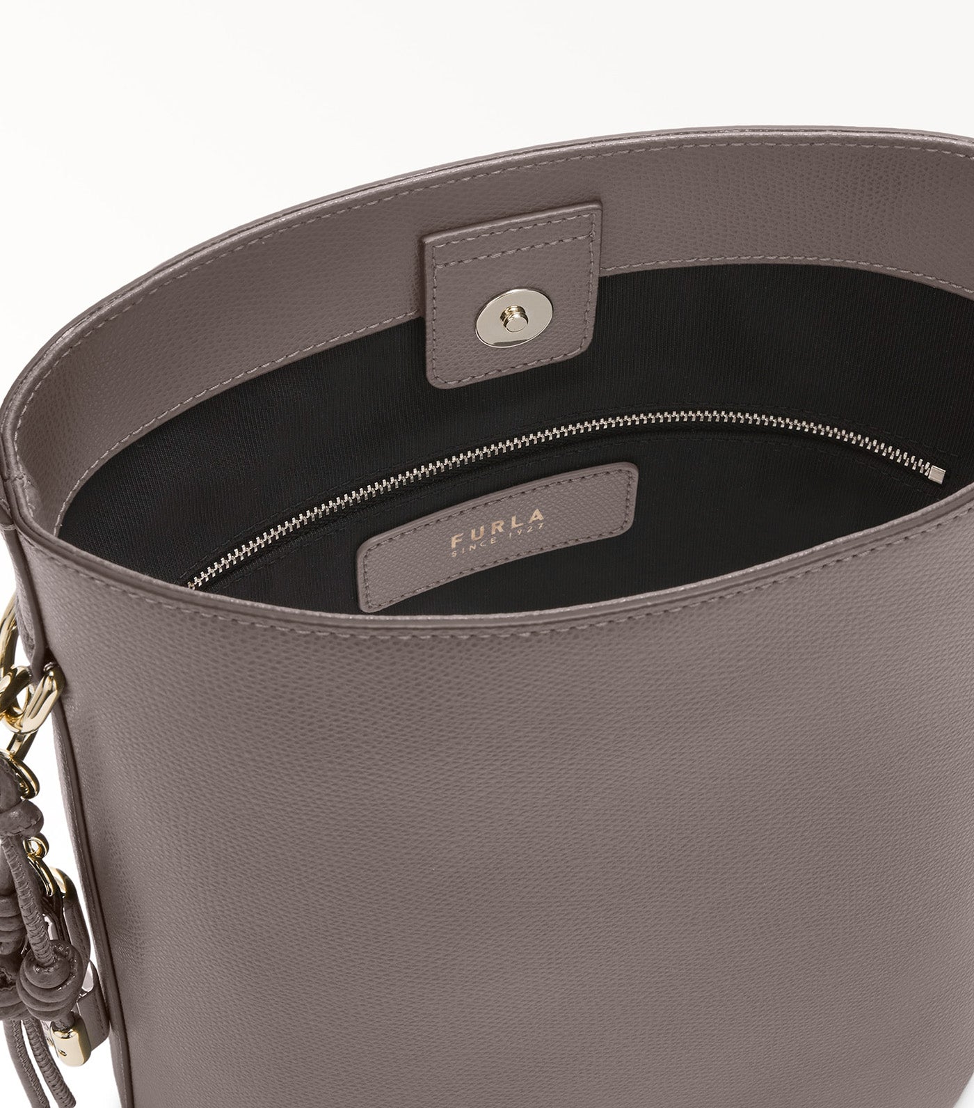 Roxie S Bucket Bag