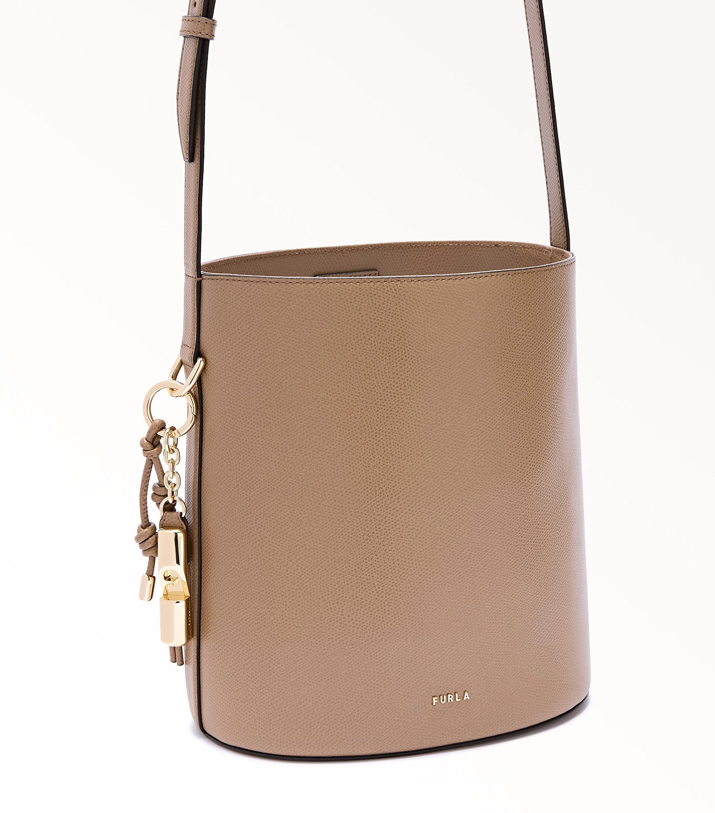 Roxie S Bucket Bag