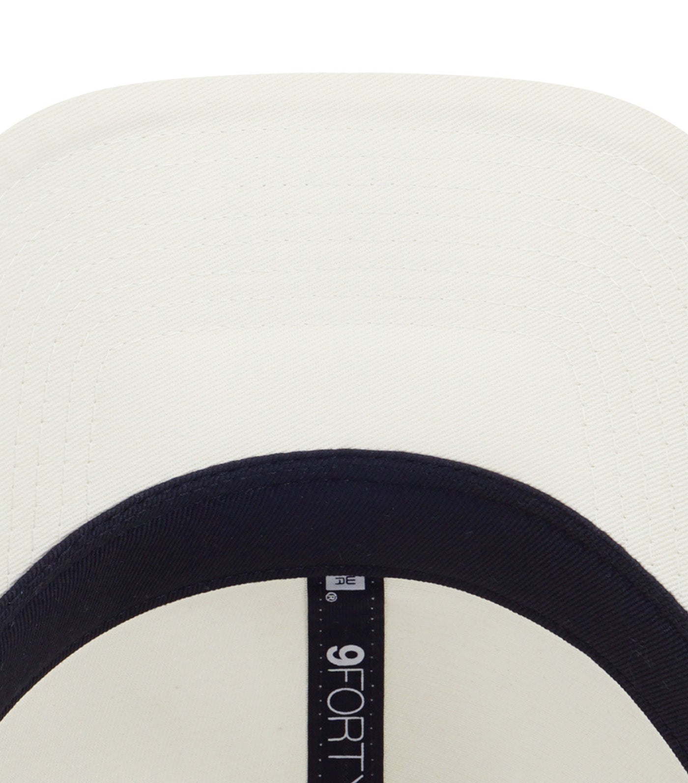 940 UNST Basic Chrome White