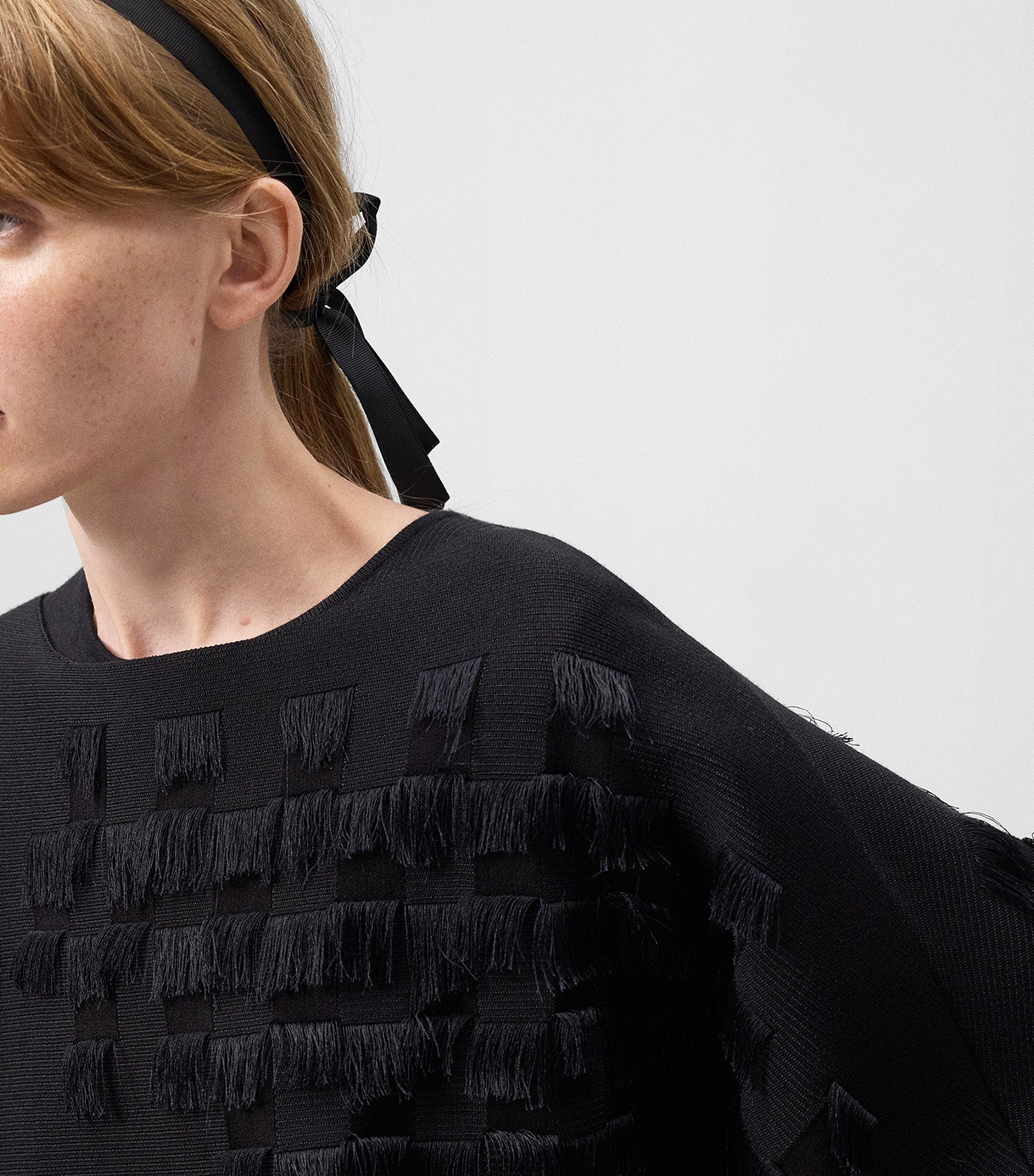 Fringe Detailing Short Knit Cape Black