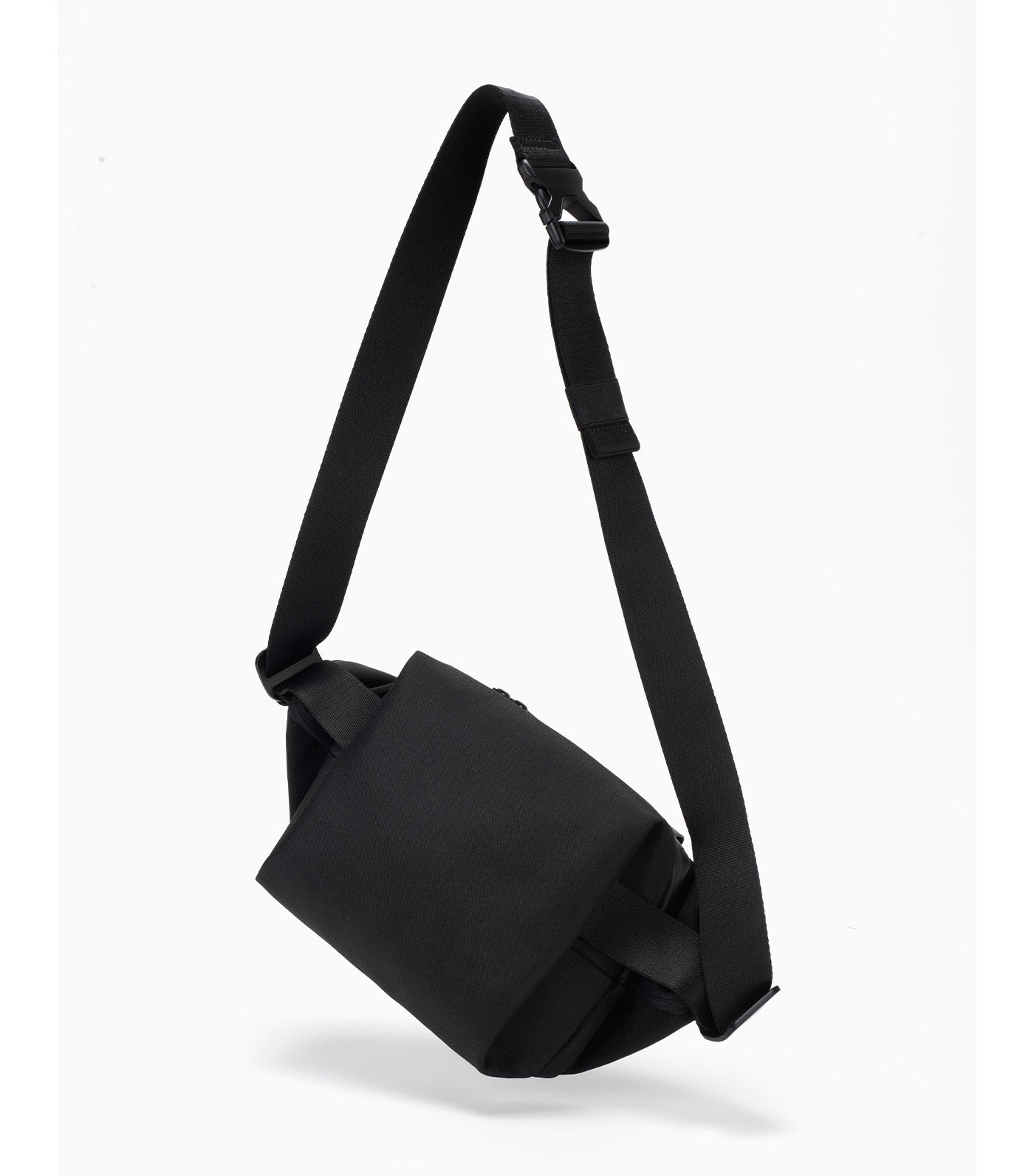 Isarau S Round Carbon Black