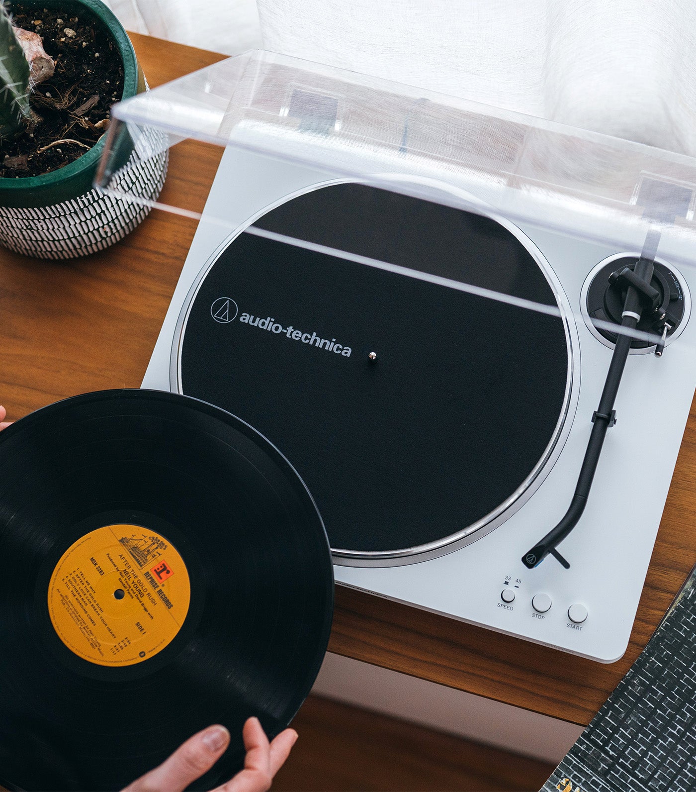 Fully Automatic Wireless Belt-Drive Turntable Black/Silver