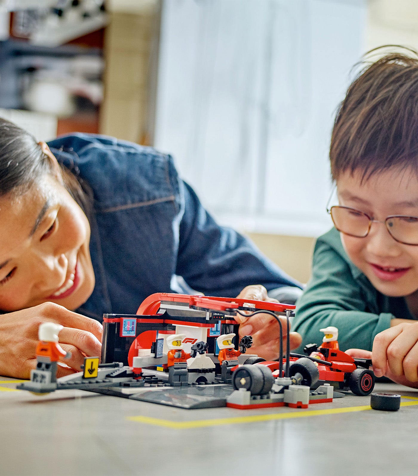 LEGO® City F1® Pit Stop and Pit Crew with Ferrari Car