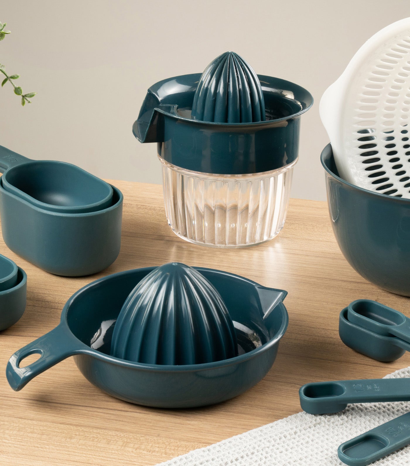 Twist Juicer and Jug Set