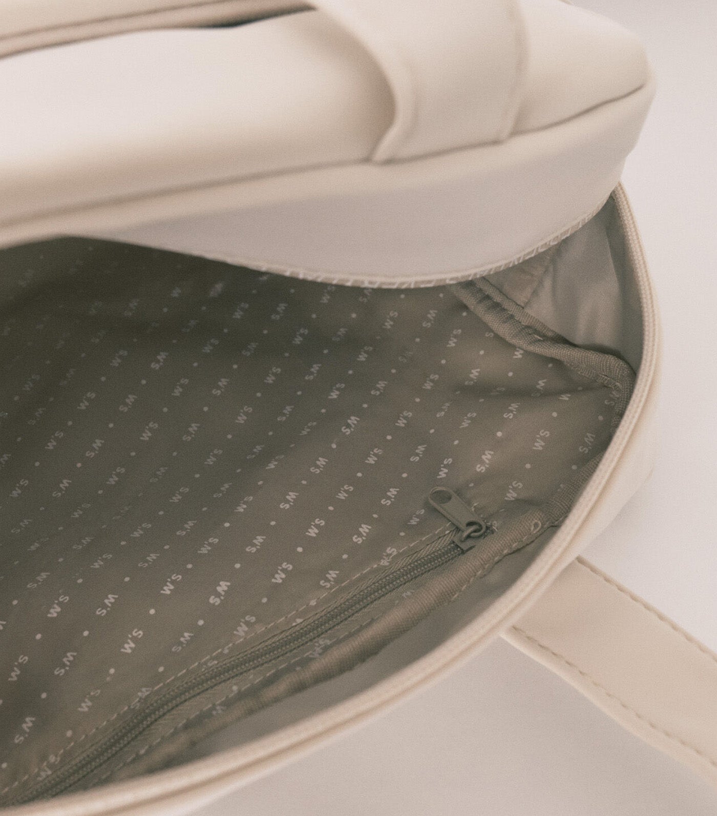 Complimentary Large Rubber Vanity Case White