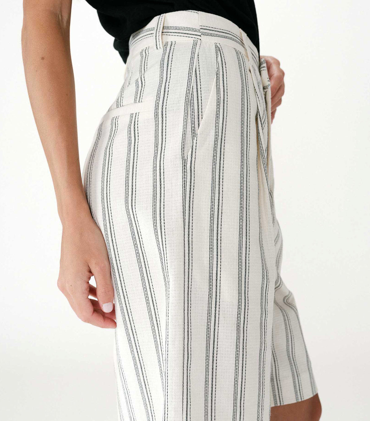 Wello Straight Cotton Pleated Bermuda Shorts Rayure