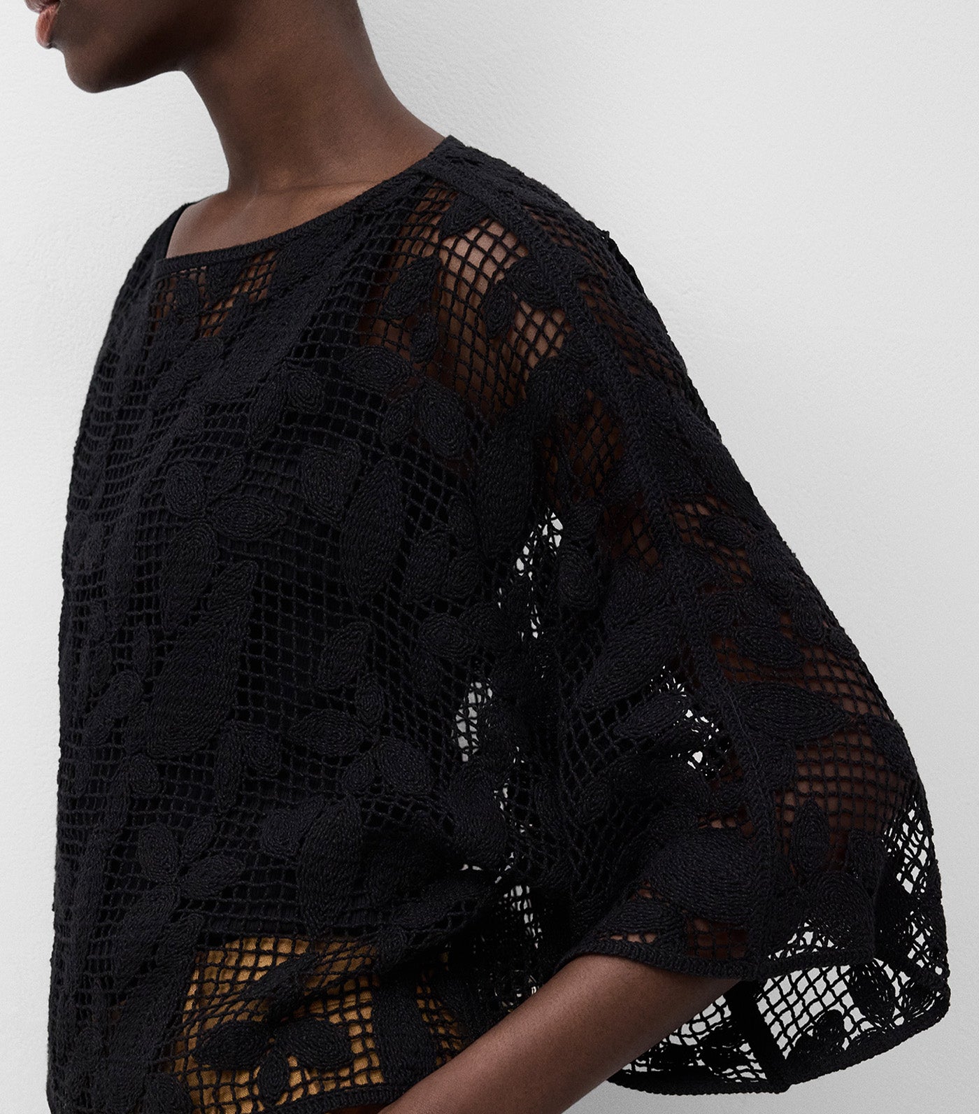 Lece-Knit Vest with Leaves Detail Black