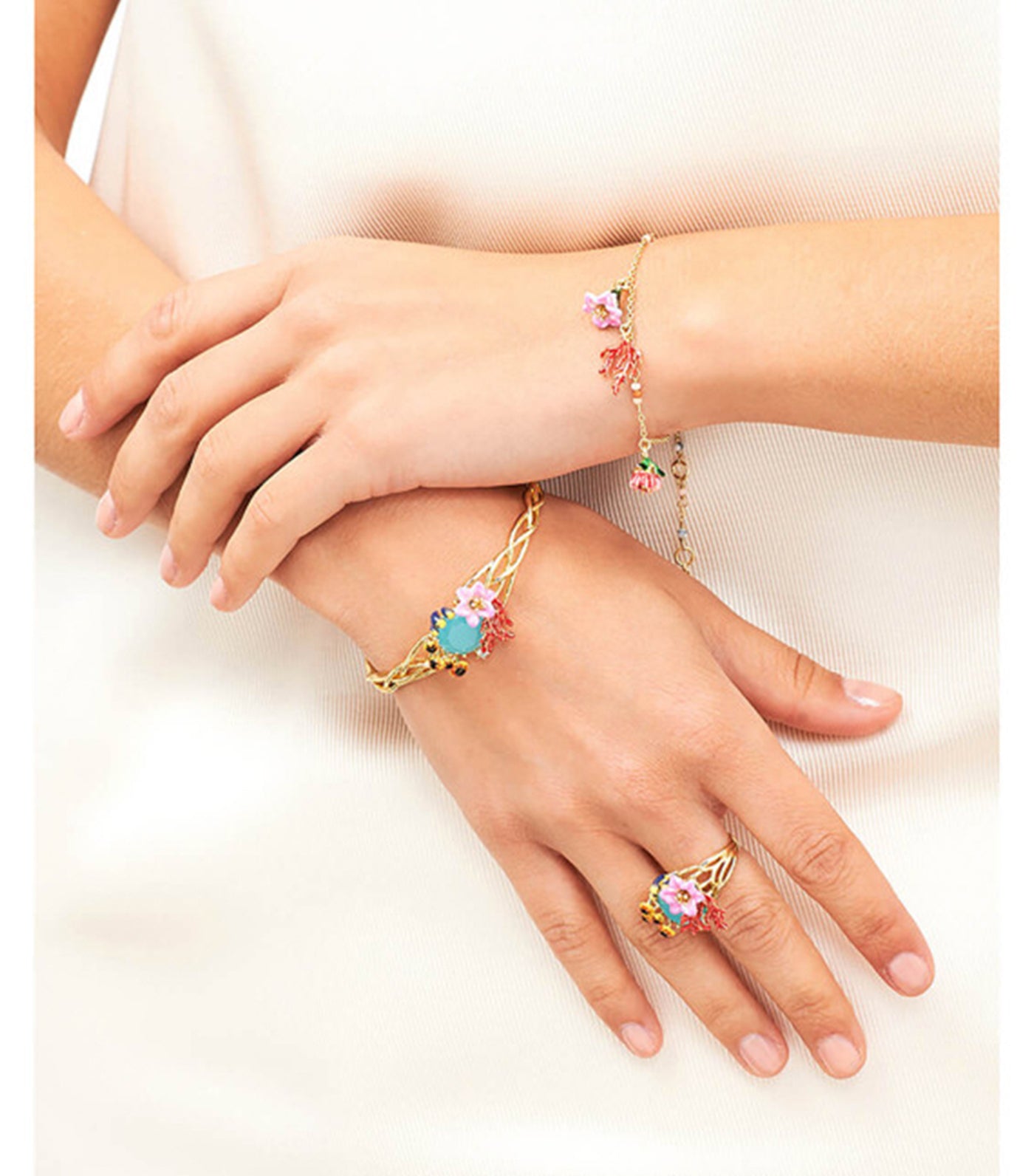 les néréides corals, aquatic mushrooms and flowers on faceted glass ring