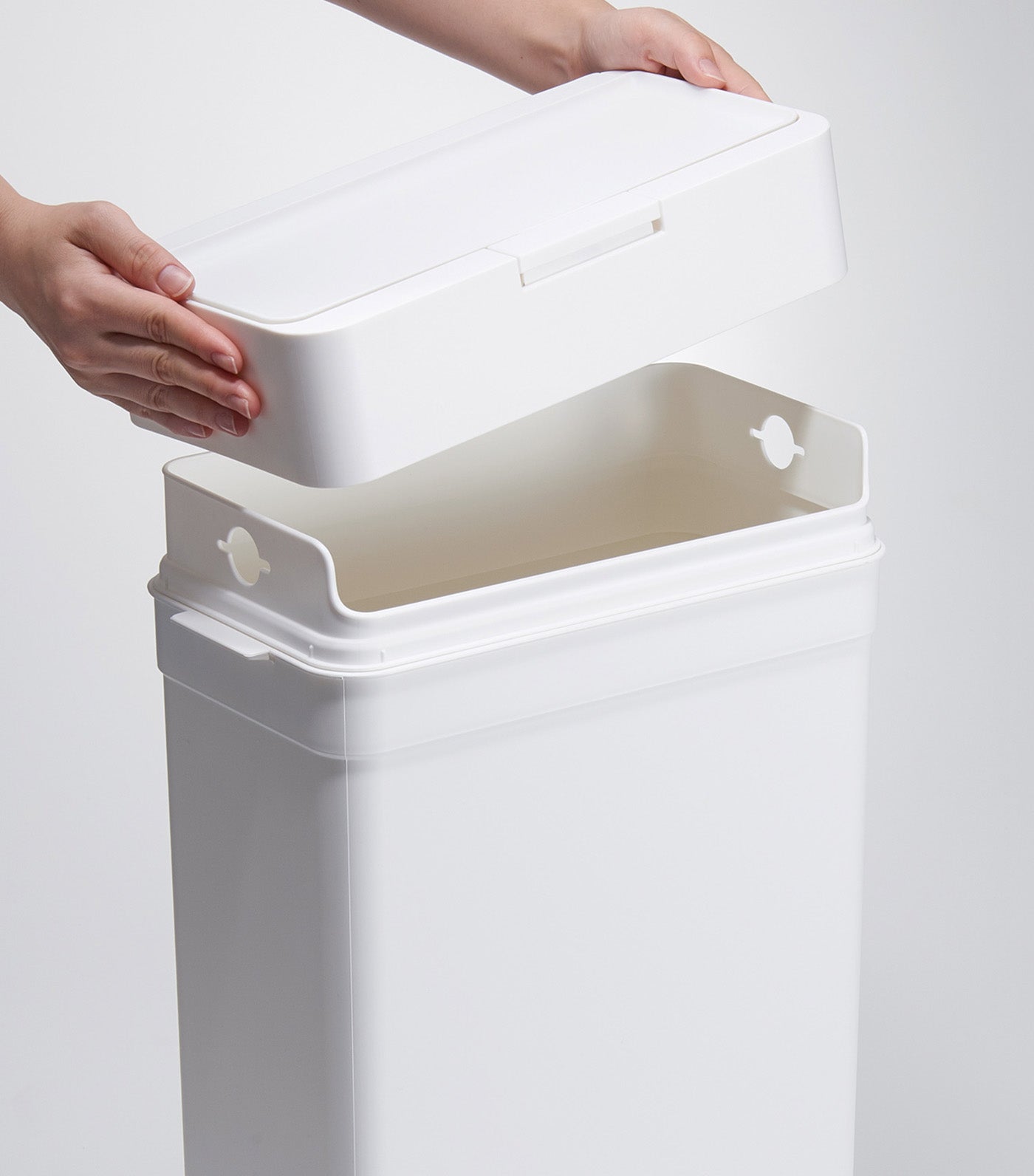 MakeRoom Seals 2.5 Trash Bin White