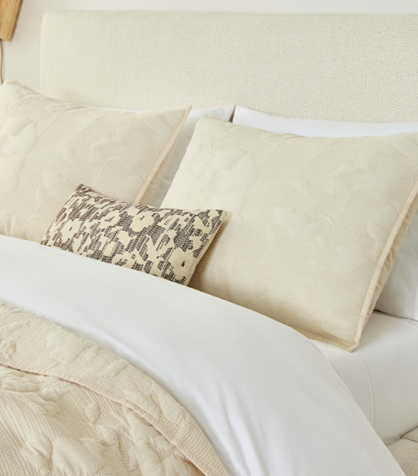 Outline Floral Quilt & Shams