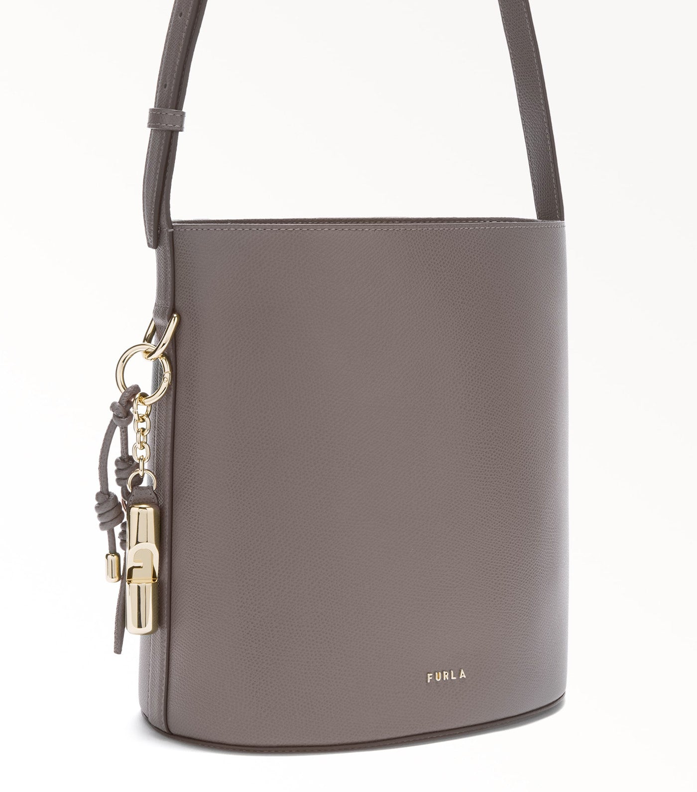 Roxie S Bucket Bag
