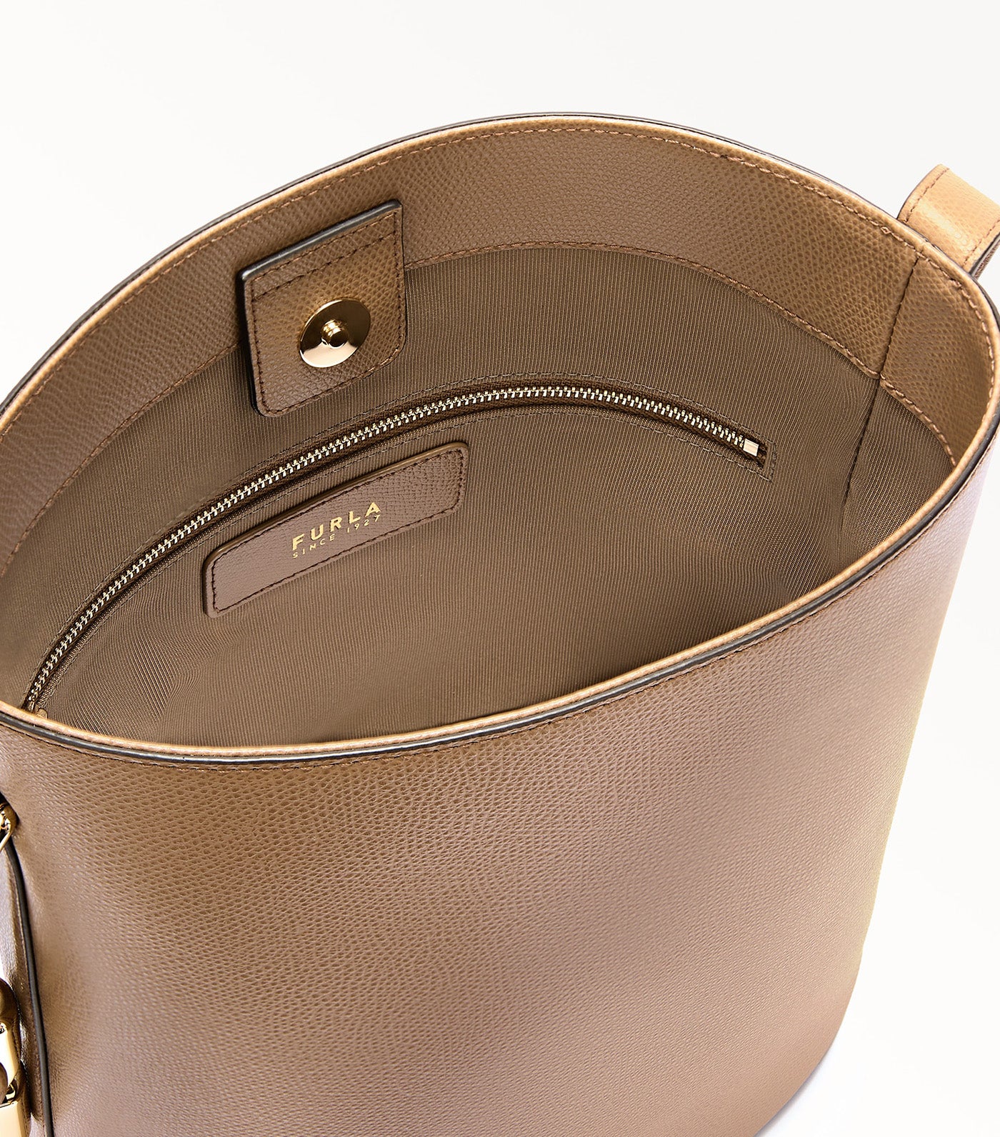 Roxie S Bucket Bag