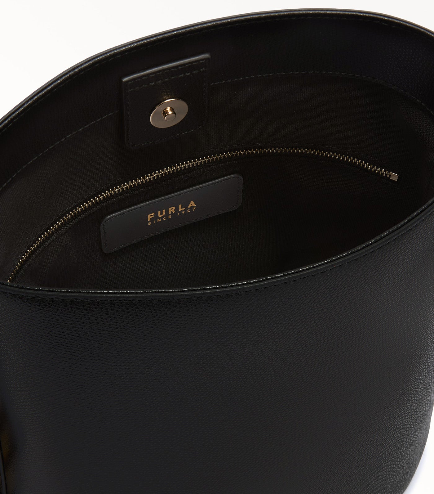 Roxie S Bucket Bag