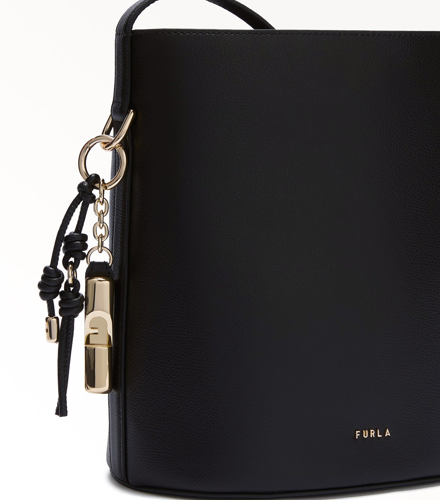Roxie S Bucket Bag