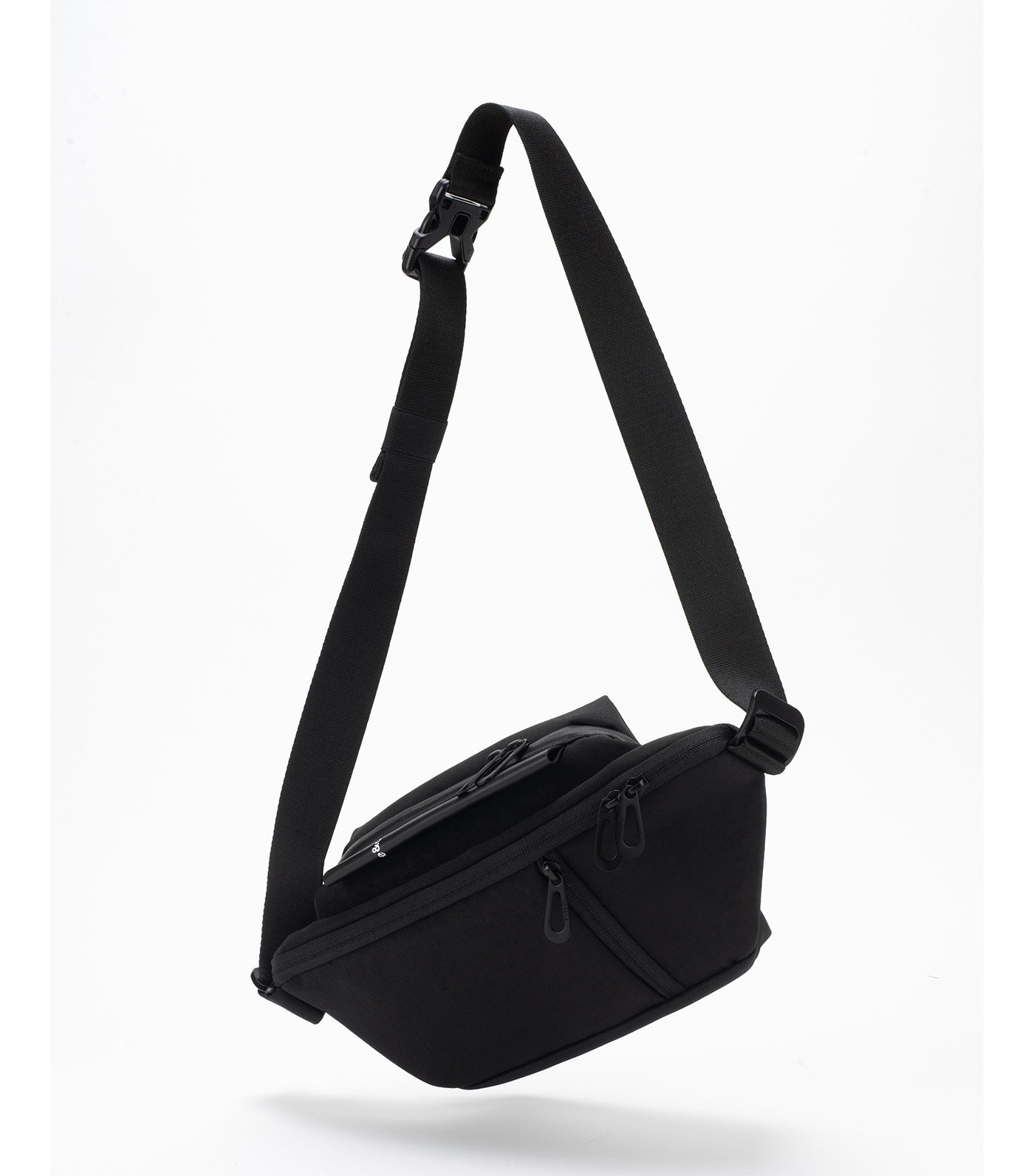 Isarau S Round Carbon Black