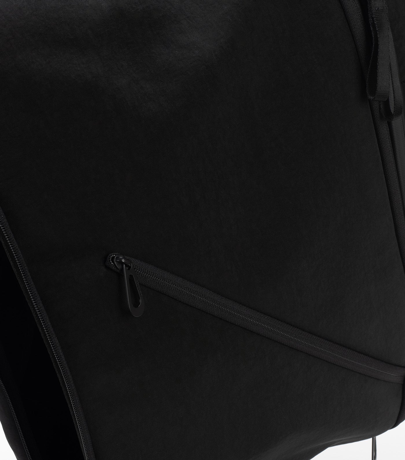 Isar M Round Carbon Black