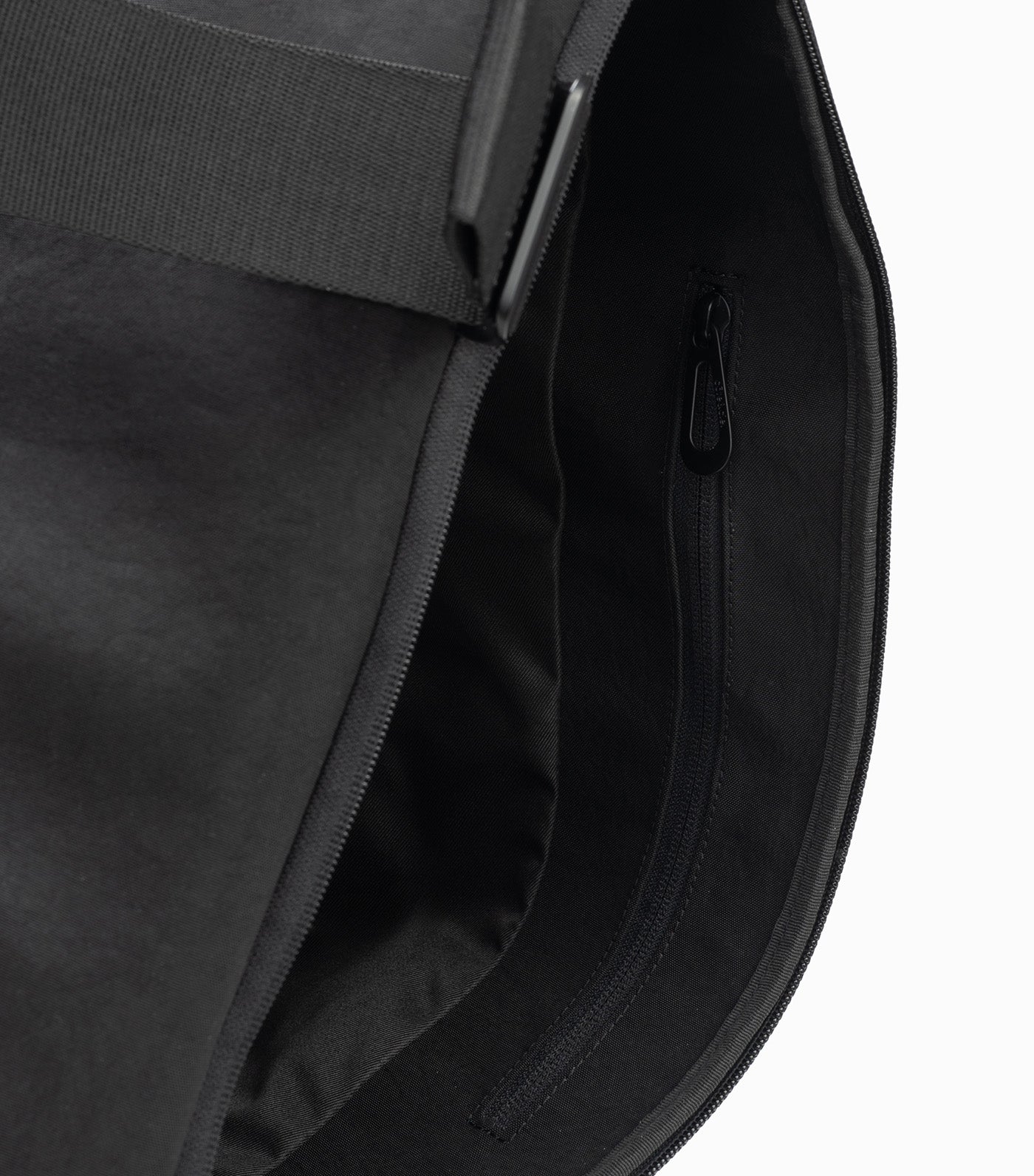 Isar M Round Carbon Black
