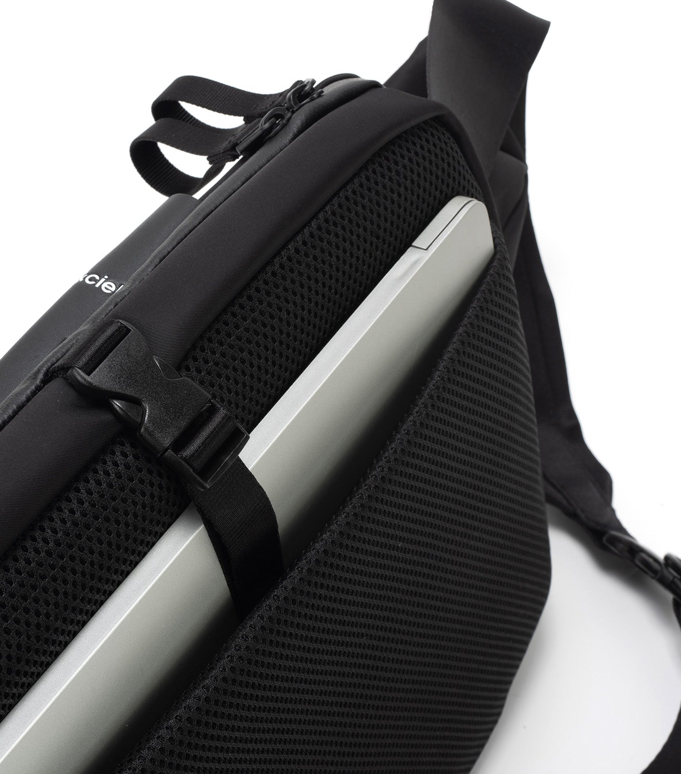 Isarau L Sleek Black