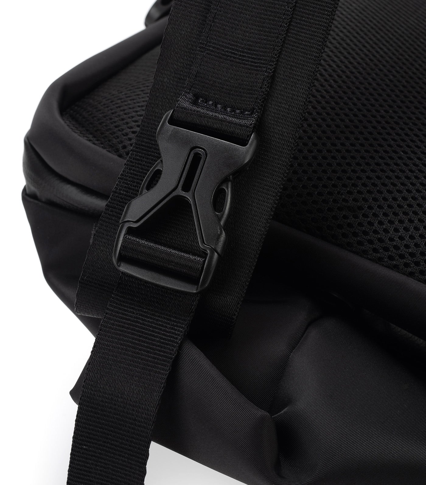 Isarau L Sleek Black