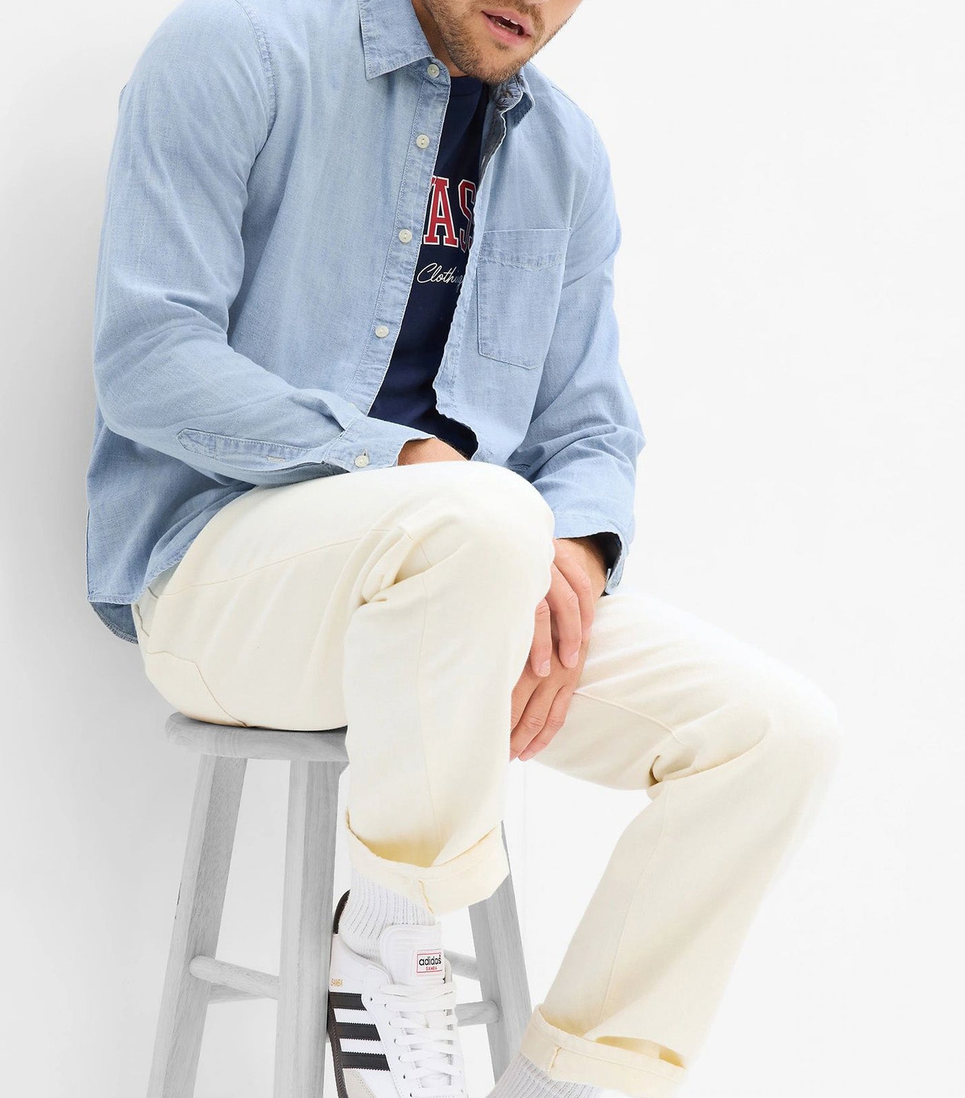 Chambray Shirt in Untucked Fit Light Wash