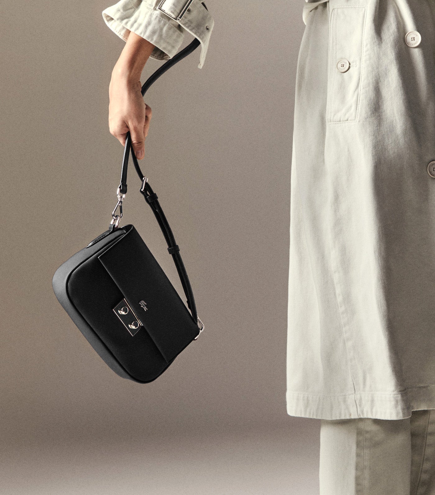 Lacoste Daily City Flap Close Messenger Bag Noir | Rustan's