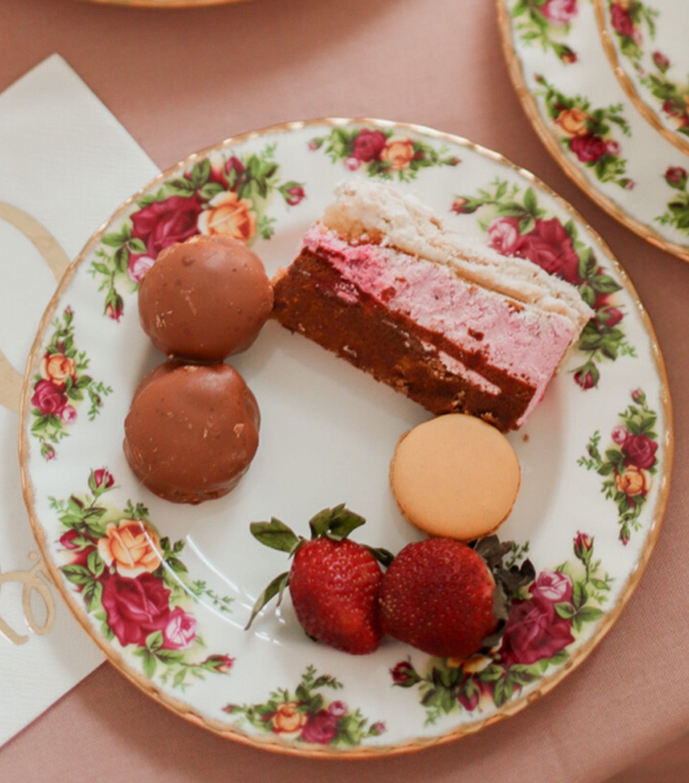 Royal Albert Old Country Roses Dinnerware Collection | Rustan's