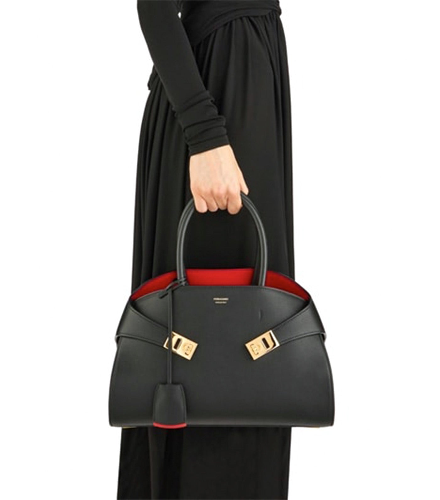 【25AW】Ferragamo◆Hug crossbody bag Black/ Flame Red New favourite crossbody bag! Ferragamo mini hug clutch in