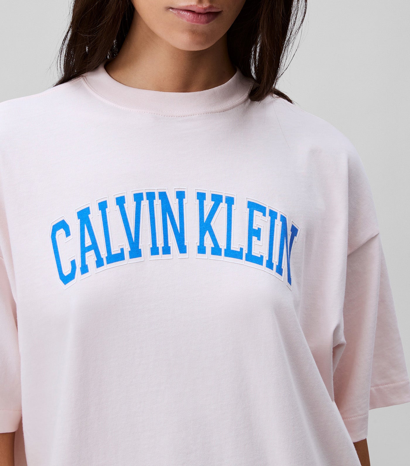 【 】CKJ Standard Logo Boxy Varsity Tee★送料無料 Calvin Klein Varsity Logo Boxy T-Shirt | Rustan's