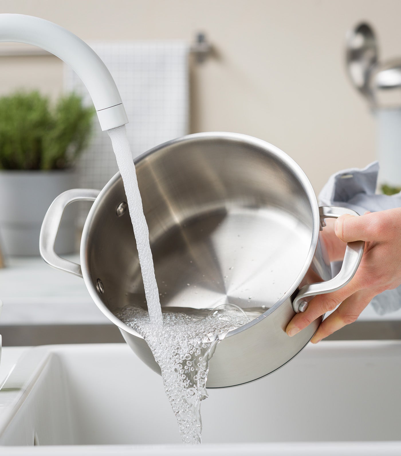 Classic Stainless Steel Covered Casserole, Uncoated - 24cm