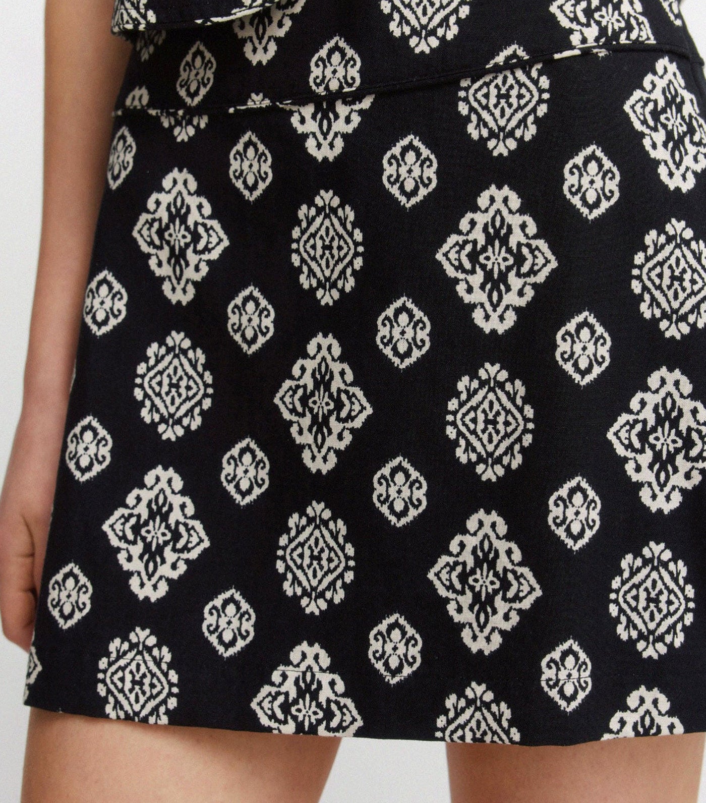 Ethnic Print Short Skirt Black
