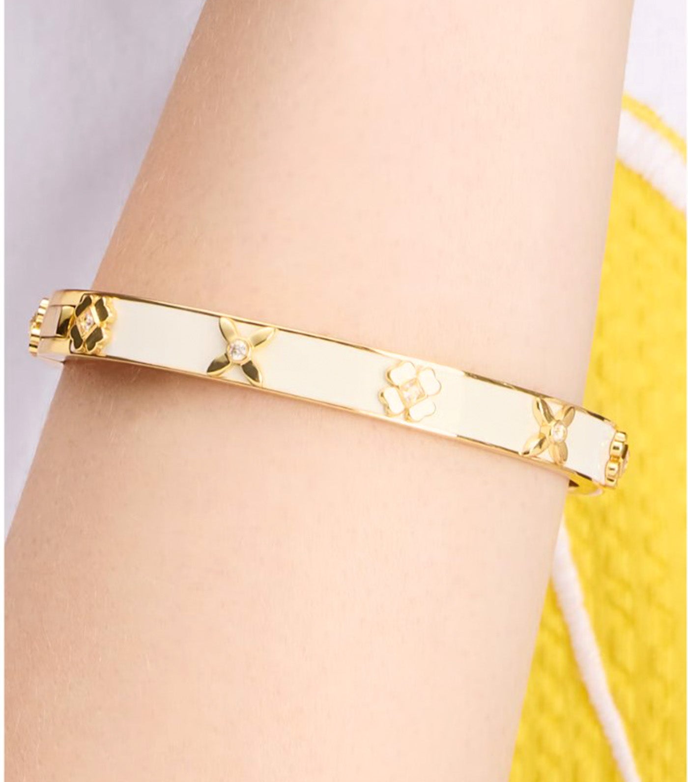 Heritage Bloom Hinged Bangle White/Gold